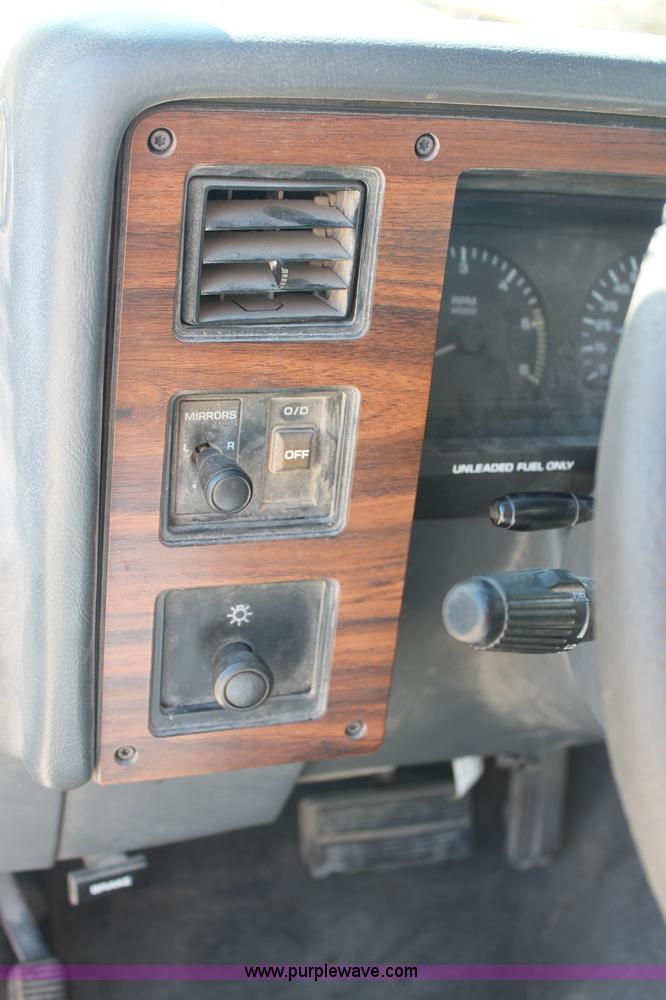 image for item C2804 1993 Dodge Dakota Club Cab pickup truck