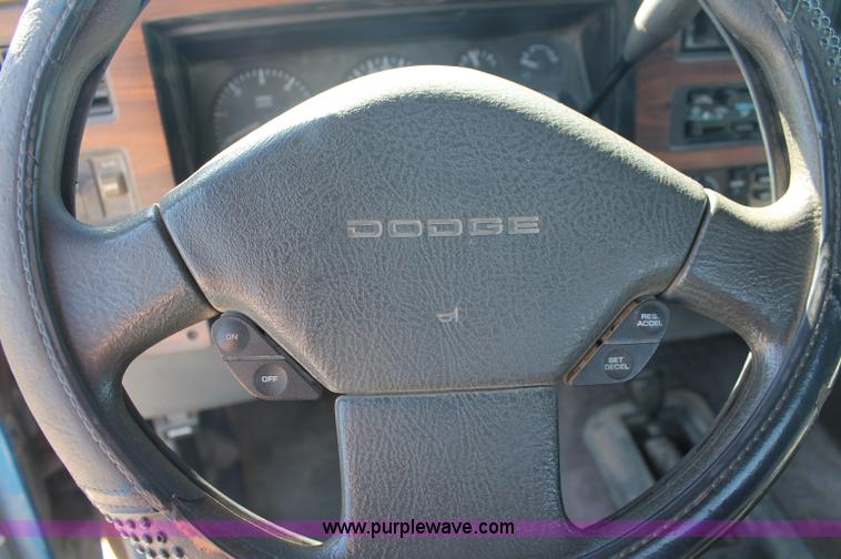 image for item C2804 1993 Dodge Dakota Club Cab pickup truck
