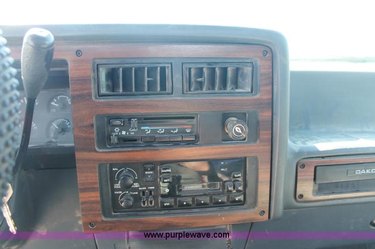 image for item C2804 1993 Dodge Dakota Club Cab pickup truck