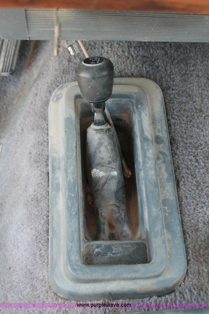 image for item C2804 1993 Dodge Dakota Club Cab pickup truck