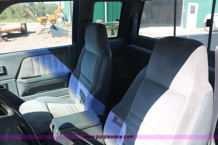 image for item C2804 1993 Dodge Dakota Club Cab pickup truck