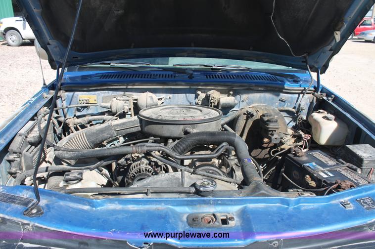 image for item C2804 1993 Dodge Dakota Club Cab pickup truck