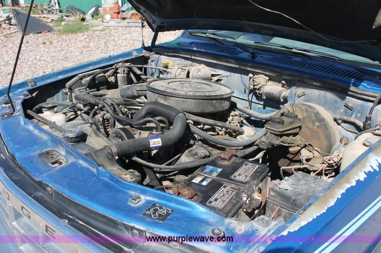 image for item C2804 1993 Dodge Dakota Club Cab pickup truck