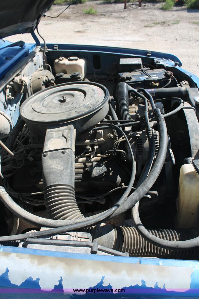 image for item C2804 1993 Dodge Dakota Club Cab pickup truck