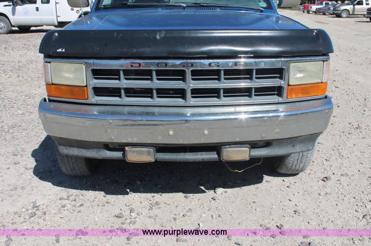 image for item C2804 1993 Dodge Dakota Club Cab pickup truck
