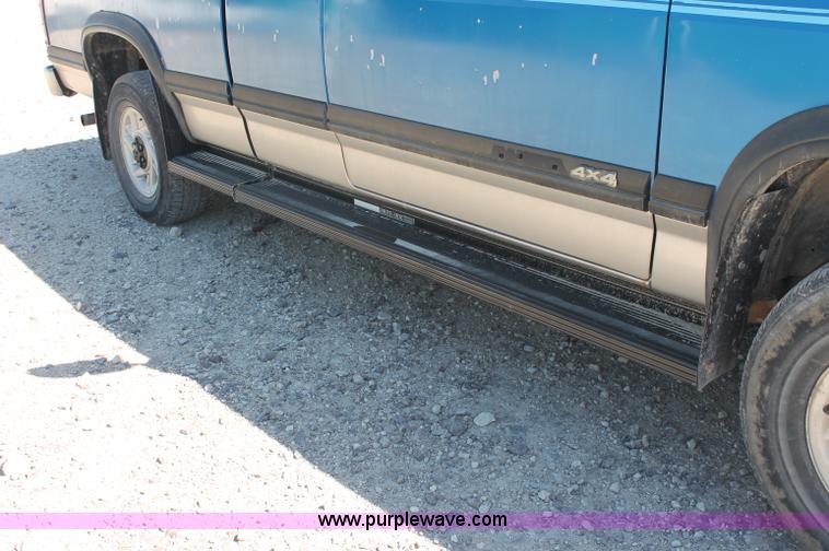 image for item C2804 1993 Dodge Dakota Club Cab pickup truck