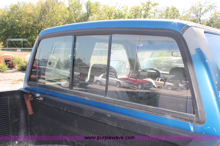 image for item C2804 1993 Dodge Dakota Club Cab pickup truck