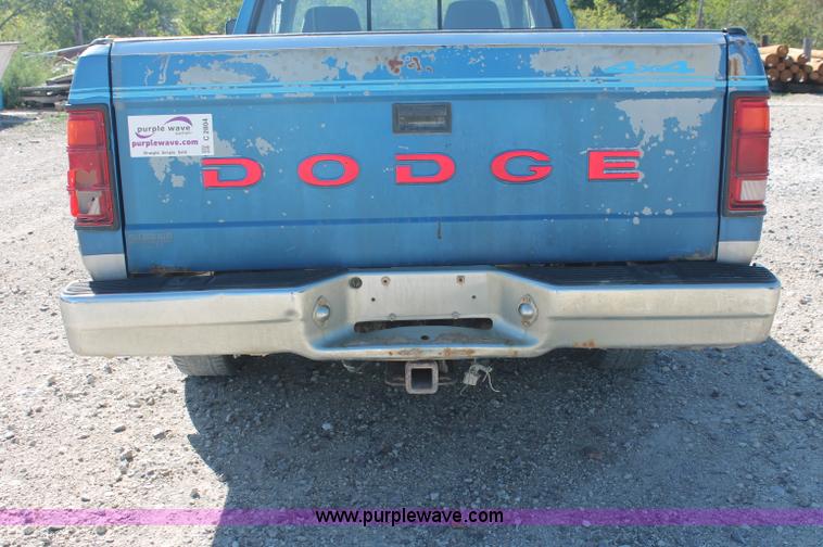 image for item C2804 1993 Dodge Dakota Club Cab pickup truck