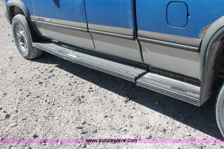 image for item C2804 1993 Dodge Dakota Club Cab pickup truck