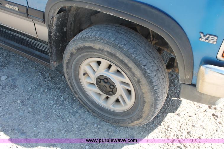 image for item C2804 1993 Dodge Dakota Club Cab pickup truck