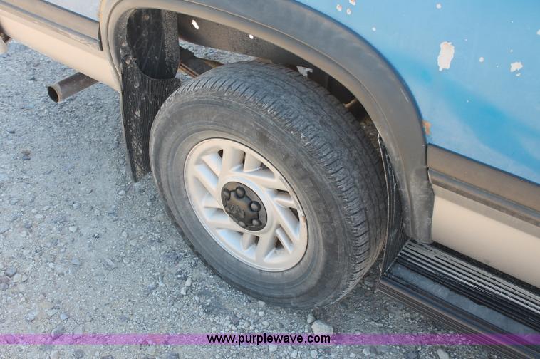 image for item C2804 1993 Dodge Dakota Club Cab pickup truck