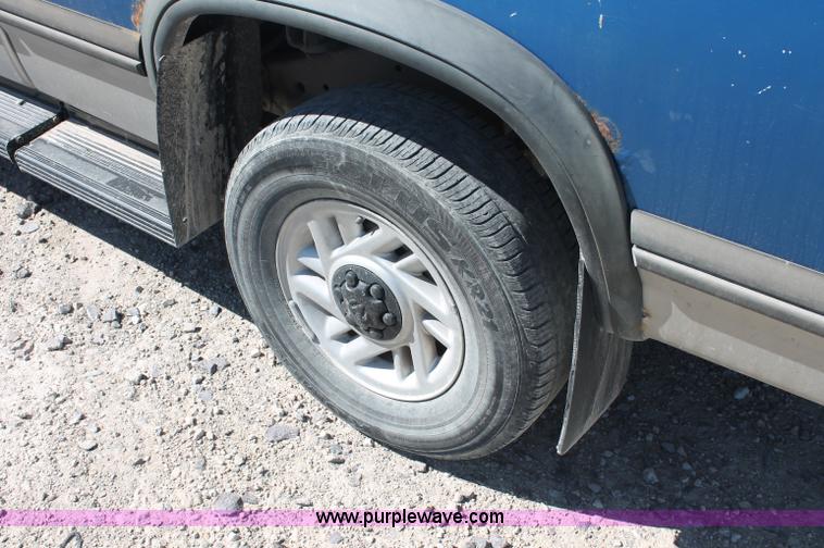 image for item C2804 1993 Dodge Dakota Club Cab pickup truck