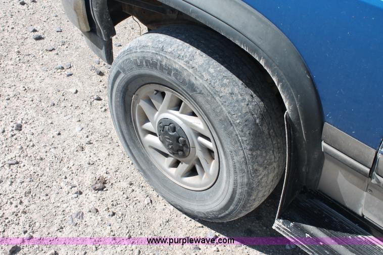 image for item C2804 1993 Dodge Dakota Club Cab pickup truck