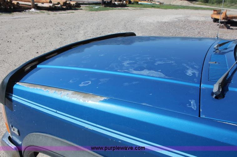 image for item C2804 1993 Dodge Dakota Club Cab pickup truck