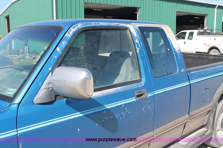 image for item C2804 1993 Dodge Dakota Club Cab pickup truck