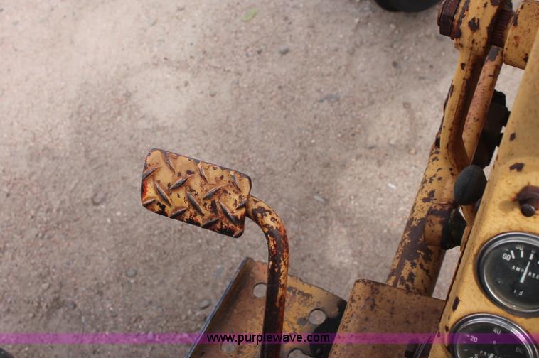 image for item C2821 1965 Allis Chalmers tractor