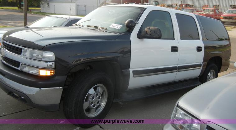 image for item D4238 2004 Chevrolet Suburban 1500 SUV