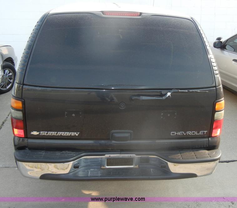 image for item D4238 2004 Chevrolet Suburban 1500 SUV