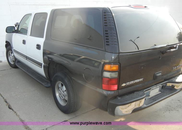 image for item D4238 2004 Chevrolet Suburban 1500 SUV