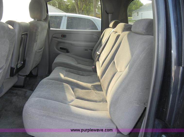 image for item D4238 2004 Chevrolet Suburban 1500 SUV