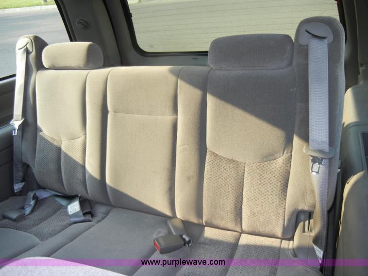 image for item D4238 2004 Chevrolet Suburban 1500 SUV