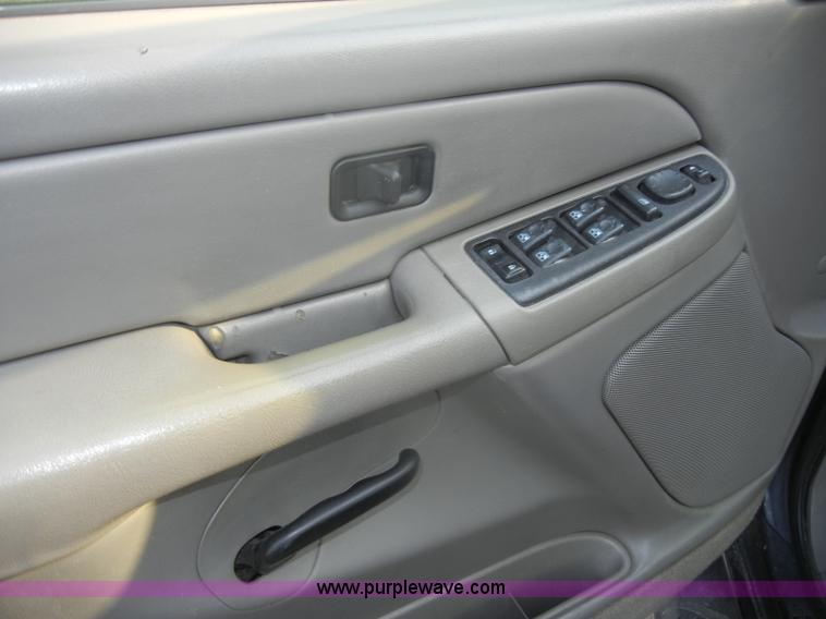 image for item D4238 2004 Chevrolet Suburban 1500 SUV