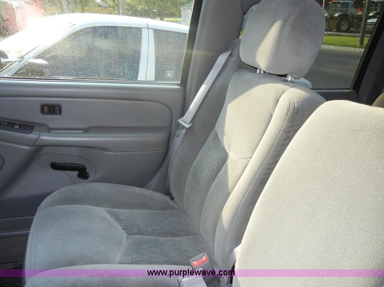 image for item D4238 2004 Chevrolet Suburban 1500 SUV