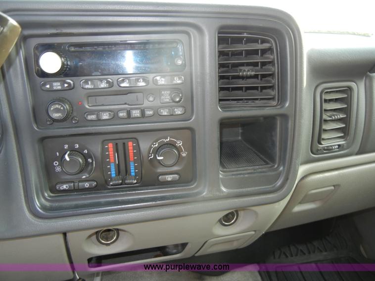 image for item D4238 2004 Chevrolet Suburban 1500 SUV