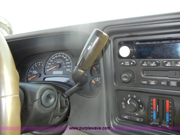 image for item D4238 2004 Chevrolet Suburban 1500 SUV