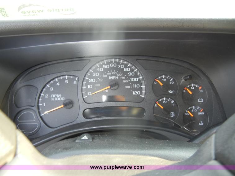 image for item D4238 2004 Chevrolet Suburban 1500 SUV