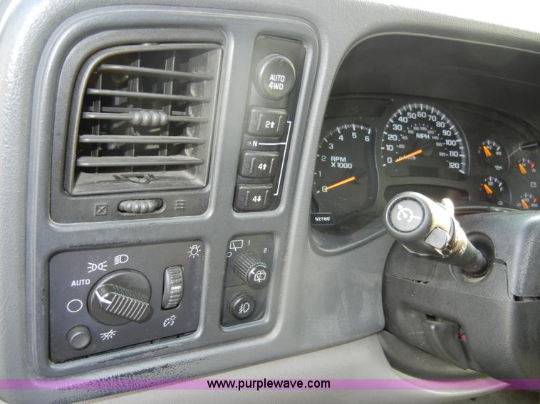 image for item D4238 2004 Chevrolet Suburban 1500 SUV