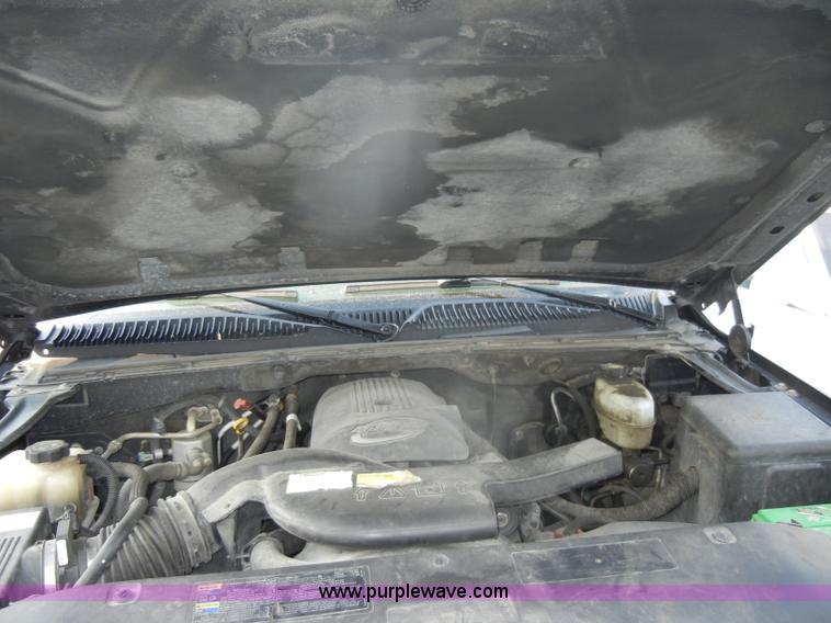 image for item D4238 2004 Chevrolet Suburban 1500 SUV