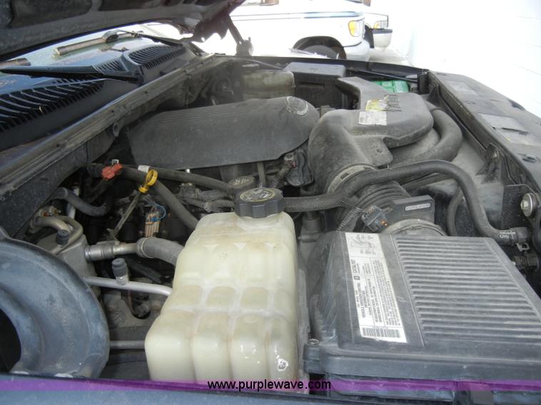 image for item D4238 2004 Chevrolet Suburban 1500 SUV