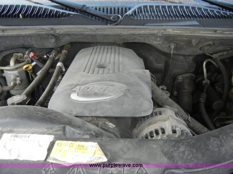 image for item D4238 2004 Chevrolet Suburban 1500 SUV
