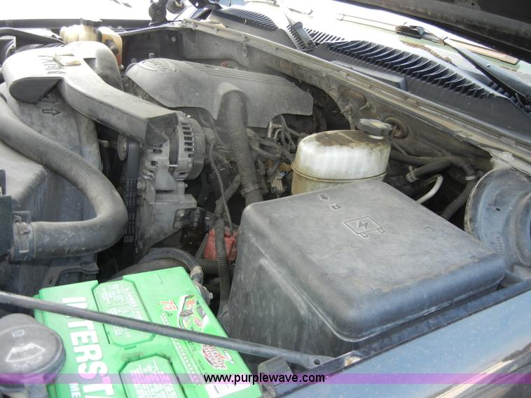 image for item D4238 2004 Chevrolet Suburban 1500 SUV