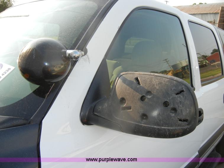 image for item D4238 2004 Chevrolet Suburban 1500 SUV