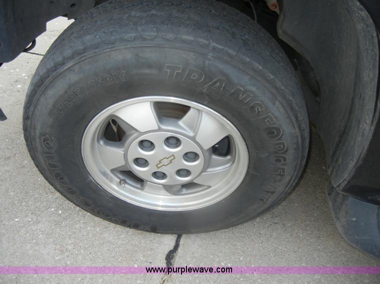 image for item D4238 2004 Chevrolet Suburban 1500 SUV