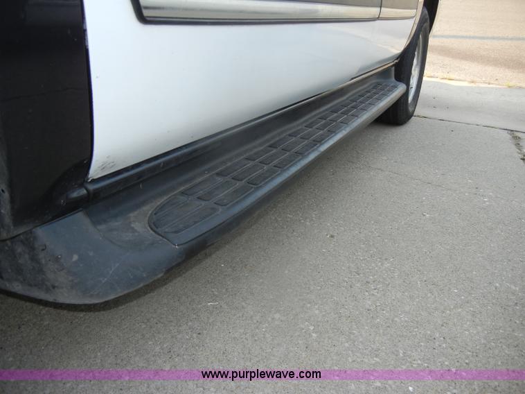 image for item D4238 2004 Chevrolet Suburban 1500 SUV