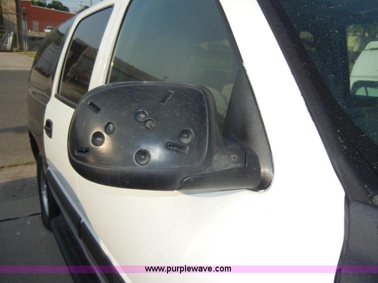 image for item D4238 2004 Chevrolet Suburban 1500 SUV