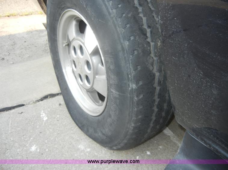 image for item D4238 2004 Chevrolet Suburban 1500 SUV