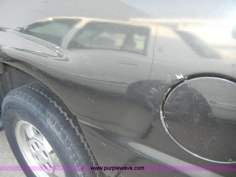 image for item D4238 2004 Chevrolet Suburban 1500 SUV