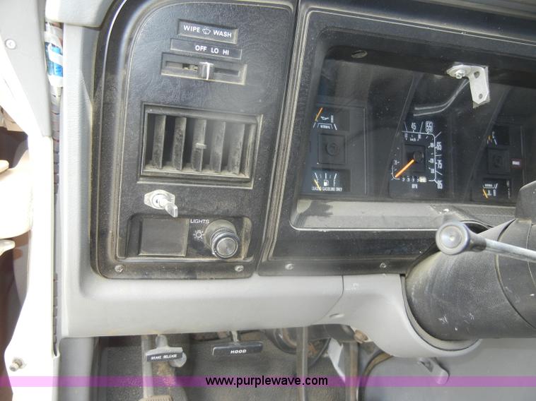 image for item D4409 1988 Ford Econoline 350 paint striper van