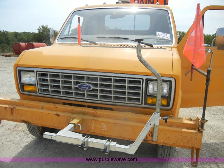 image for item D4409 1988 Ford Econoline 350 paint striper van