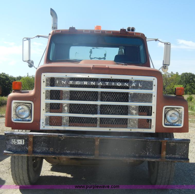 image for item D4416 1979 International F2575 semi truck