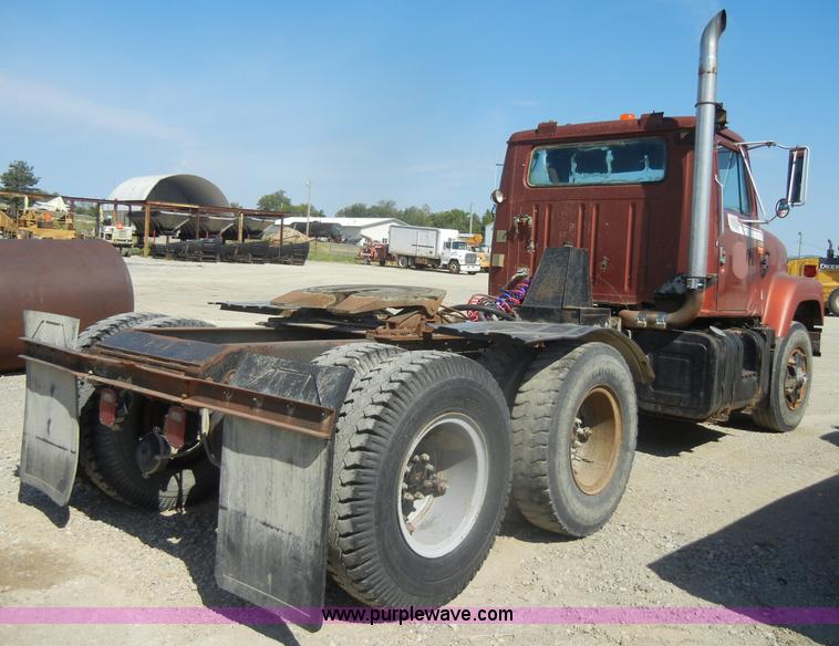 image for item D4416 1979 International F2575 semi truck