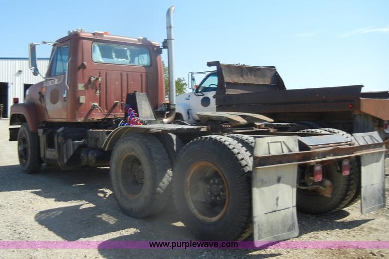 image for item D4416 1979 International F2575 semi truck