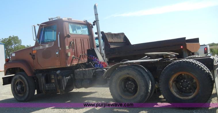 image for item D4416 1979 International F2575 semi truck