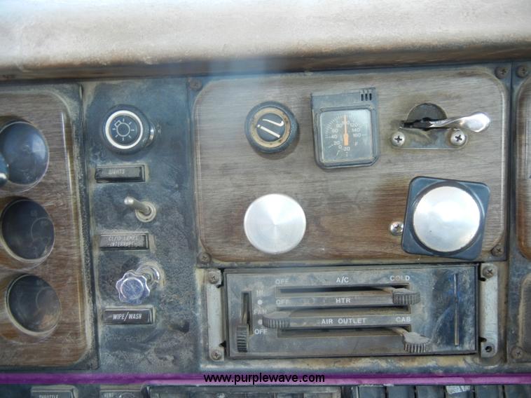 image for item D4416 1979 International F2575 semi truck