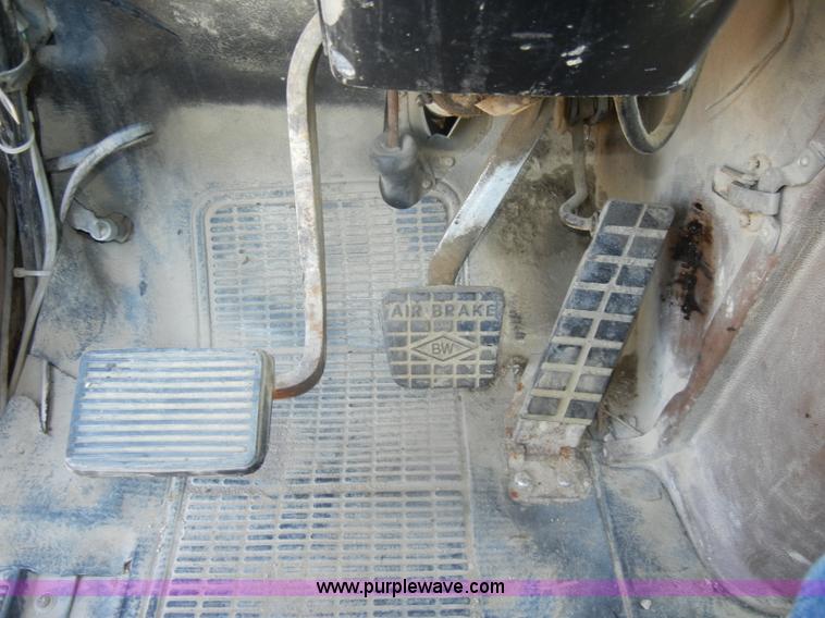 image for item D4416 1979 International F2575 semi truck