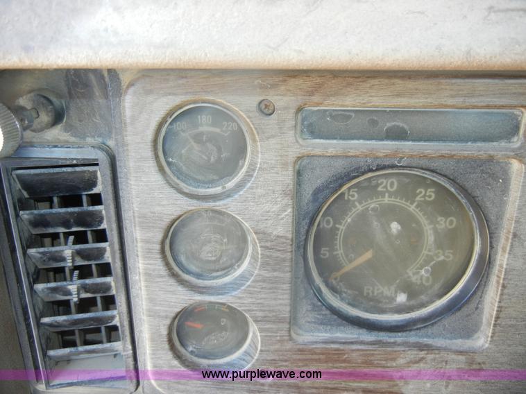 image for item D4416 1979 International F2575 semi truck